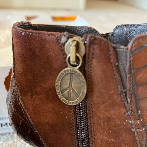 Donald J Pliner women's boots, suede/leather, size 9, gently used/original box - Picture 6 of 9